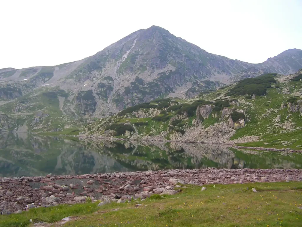 Vârf și lac glaciar în Parcul Național Retezat, una dintre zonele prioritare pentru biodiversitate