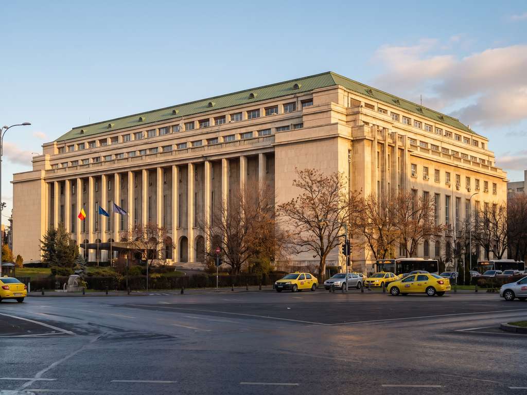 Palatul Victoria, sediul Guvernului Romaniei din Bucuresti, cu drapelele Romaniei si Uniunii Europene la intrare, in contextul distributiei bugetului PNRR aprobate prin HG nr. 637/2026