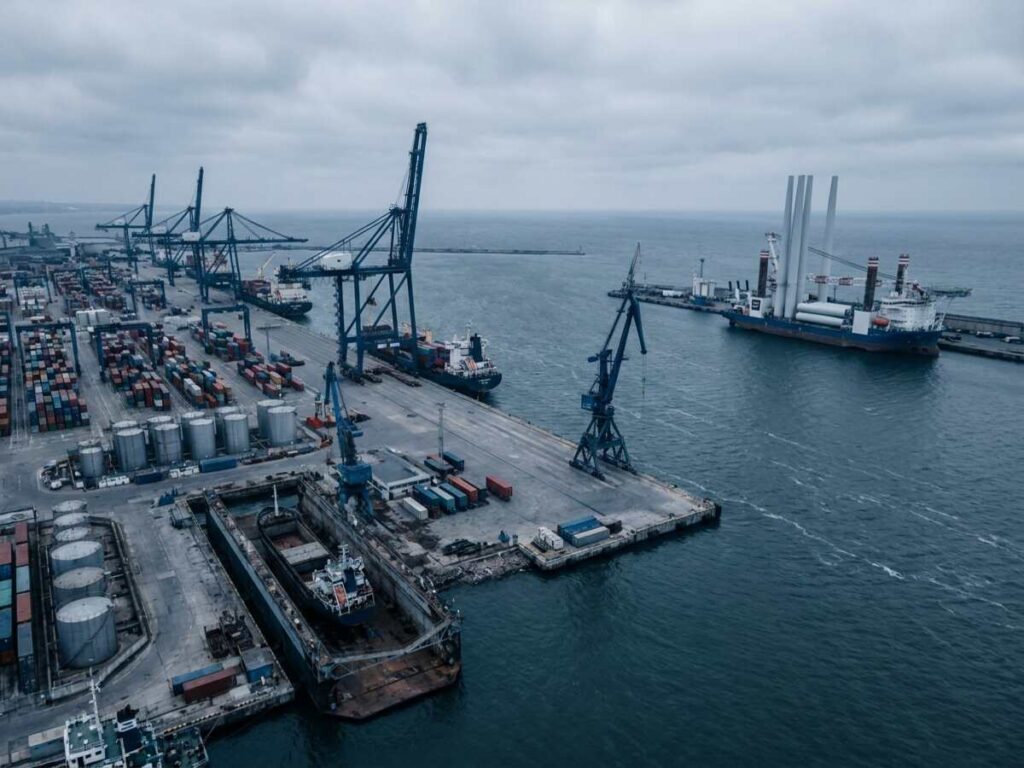 Vedere aeriană a unui port comercial la Marea Neagră, cu macarale și cheiuri industriale, simbol al infrastructurii portuare pentru eolianul offshore