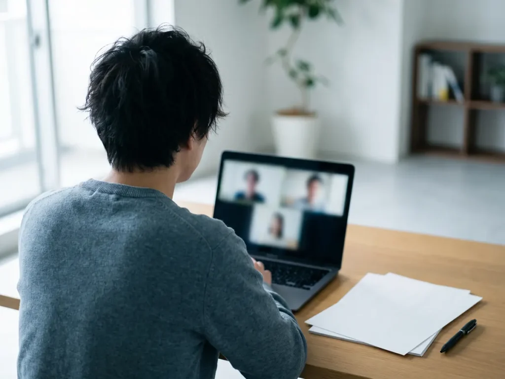 Un contribuabil urmărește pe laptop, de acasă, o audiere ținută prin videoconferință cu Fiscul.