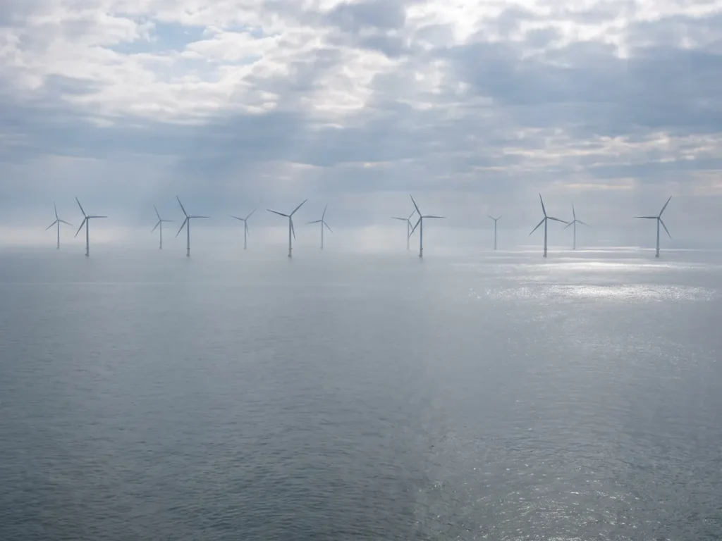 Turbine eoliene offshore aliniate în larg, pe apele Mării Negre, sub o lumină de dimineață.